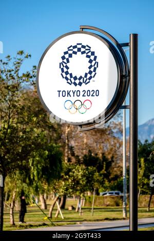 Antalya, Türkei - 23. Juli 2021: Offizielles Logo der Olympischen Sommerspiele 2020 in Tokio auf der Plakatwand vom 24. Juli bis 09. August 2020 Stockfoto