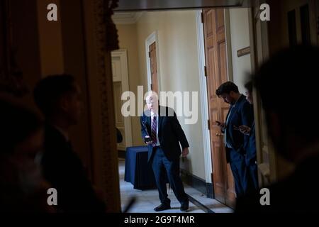 Washington, Vereinigte Staaten. Juli 2021. Der US-Senator Patrick Leahy (Demokrat von Vermont) verlässt Democratâs Anschluss an das politische Mittagessen des Senats im US-Kapitol in Washington, DC, am Dienstag, den 27. Juli 2021. Kredit: Rod Lampey/CNP/dpa/Alamy Live Nachrichten Stockfoto