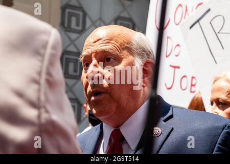 Washington, DC, USA, 27. Juli 2021. Im Bild: Demonstranten halten Schilder hinter dem Kongressabgeordneten Louis Gohmert (R-TX), während er Fragen von der rechtsextremen One American News beantwortet. Gohmert blieb zurück, um mit den Medien zu sprechen, nachdem die Vertreter Matt Gaetz (R-FL), Majorie Taylor Greene (R-GA) und Paul Gosar (R-AZ) nach der Ankunft der Demonstranten vor ihrer eigenen Pressekonferenz flohen. Die Pressekonferenz fand statt, während Polizeibeamte vor dem House Select Committee über den Aufstand vom 6. Januar aussagten. Kredit: Allison Bailey / Alamy Live Nachrichten Stockfoto