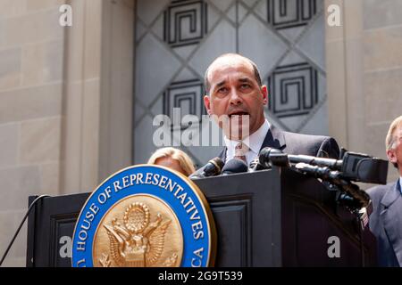 Washington, DC, USA, 27. Juli 2021. Im Bild: Vertreter Bob Good (R-VA) spricht auf einer Pressekonferenz, die von den Vertretern Matt Gaetz (R-FL), Majorie Taylor Greene (R-GA), Paul Gosar (R-AZ), Louis Gohmert (R-TX) und Andy Biggs (R-AZ) veranstaltet wird. Mit Ausnahme von Gohmert flohen alle Reps vor ihrer eigenen Pressekonferenz, als Demonstranten eintrafen. Die Pressekonferenz fand statt, während Polizeibeamte vor dem House Select Committee über den Aufstand vom 6. Januar aussagten. Kredit: Allison Bailey / Alamy Live Nachrichten Stockfoto