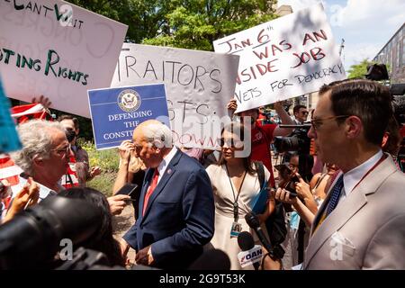 Washington, DC, USA, 27. Juli 2021. Im Bild: Der Kongressabgeordnete Louie Gohmert (R-TX) bleibt zurück, um mit den Medien zu sprechen, nachdem die Abgeordneten Majorie Taylor Greene (R-GA) und Paul Gosar (R-AZ) fünf Minuten nach Eintreffen der Demonstranten vor ihrer Pressekonferenz im Januar 6 geflohen waren. Sie riefen die Pressekonferenz über die während des Kapitolaufstandes vom 6. Januar verhafteten Personen an, während Polizeibeamte vor dem House Select Committee Aussagen. Kredit: Allison Bailey / Alamy Live Nachrichten Stockfoto