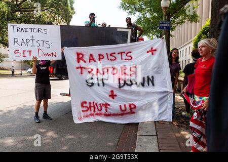 Washington, DC, USA, 27. Juli 2021. Im Bild: Demonstranten halten Schilder, auf denen Vertreter Matt Gaetz (R-FL), Majorie Taylor Greene (R-GA), Paul Gosar (R-AZ), Louie Gohmert (R-TX), Andy Biggs (R-AZ) und Bob Good (R-VA) von Vergewaltigern (Gaetz) und Verrätern auf ihrer Pressekonferenz im Januar 6. Mit Ausnahme von Gohmert flohen alle Vertreter nach der Ankunft der Demonstranten aus ihrer eigenen Pressekonferenz. Die Pressekonferenz fand statt, während Polizeibeamte vor dem House Select Committee über den Aufstand vom 6. Januar aussagten. Kredit: Allison Bailey / Alamy Live Nachrichten Stockfoto