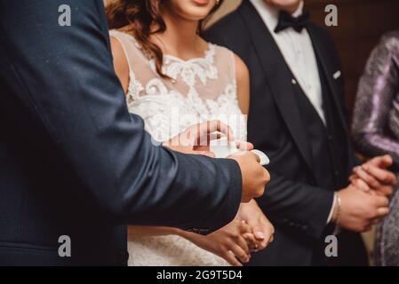 Der beste Mann, der am Hochzeitstag Eheringe hält Stockfoto