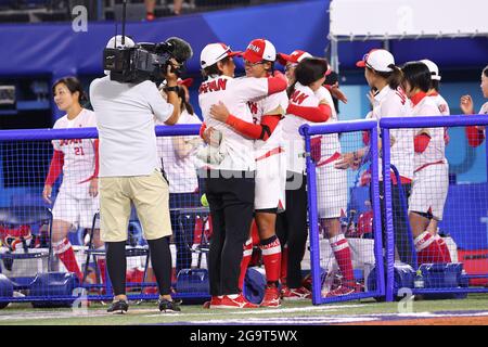 Kanagawa, Japan. Juli 2021. (L-R) Reika Utsugi Cheftrainer, Yukiko Ueno (JPN) Softball : Finales Spiel zwischen den USA und Japan im Yokohama Baseballstadion in Kanagawa, Japan . Quelle: Yohei Osada/AFLO SPORT/Alamy Live News Stockfoto