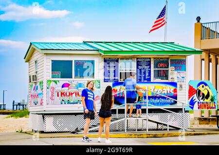 Kunden warten in der Schlange am Tropical Treats Snow Cone Stand, 24. Juli 2021, in Long Beach, Mississippi. Stockfoto