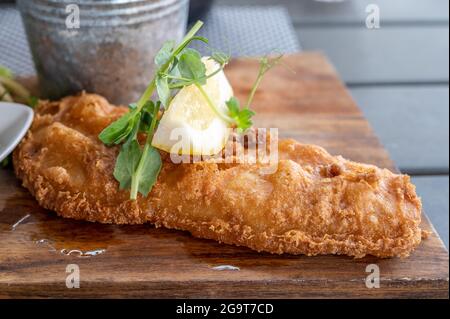 Fish and Chips werden in einem Restaurant in Borgholm auf der schwedischen Ostseeinsel Öland serviert. Stockfoto