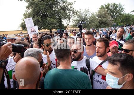 Rom, Italien. Juli 2021. Demonstranten auf der Spanischen Treppe in Rom (Foto: Matteo Nardone/Pacific Press) Quelle: Pacific Press Media Production Corp./Alamy Live News Stockfoto