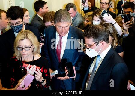 Washington, DC, USA. Juli 2021. 27. Juli 2021 - Washington, DC, USA: US-Senator JOE MANCHIN (D-WV) spricht mit Reportern, während er in die Nähe der Senatskammer geht. (Bild: © Michael Brochstein/ZUMA Press Wire) Stockfoto