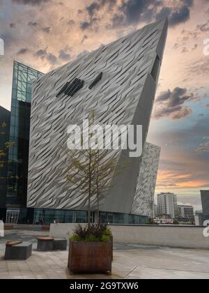 Die Titanic Belfast ist mit jeder Eckkante gebaut, die die Höhe und Größe des Titanic Bogens repräsentiert. Ein Gebäude großer Innovation und Design. Stockfoto