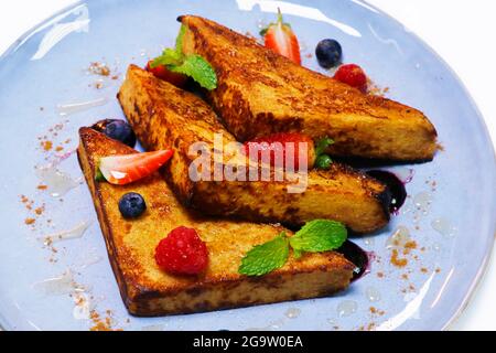 französisches geröstetes Brioche-Brot mit frischen Beeren. Gesundes Frühstückskonzept Stockfoto