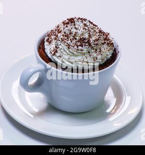 Cappuccino-Dessert mit Schokolade, Schlagsahne und dunkler Schokolade Stockfoto