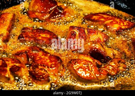 Enten- oder Gänsefoie-Gras, die in einer heißen Pfanne kochen, ölige und fettige Delikatessen Stockfoto