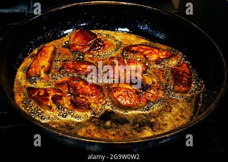 Enten- oder Gänseleber, auch bekannt als Gänseleber, die in einer heißen Pfanne gekocht wird, luxuriöses französisches Delikatessenessen Stockfoto