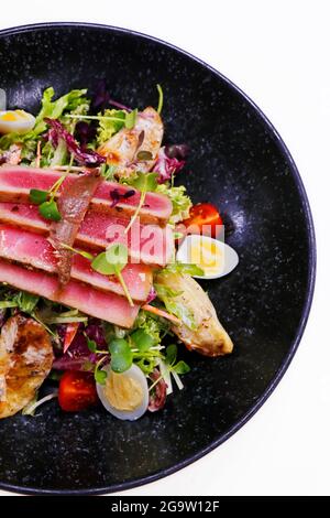 Klassischer französischer Nicoise-Salat mit gebratenen Thunfisch und knackigem Gemüse. Stockfoto