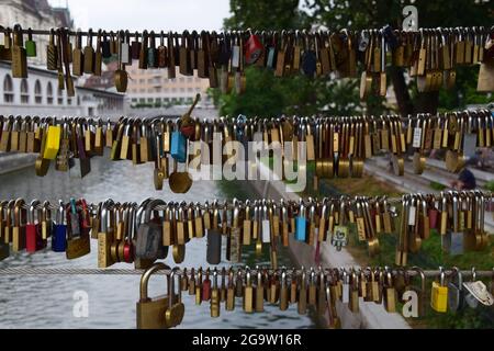 Schlösser auf einer Brücke Stockfoto