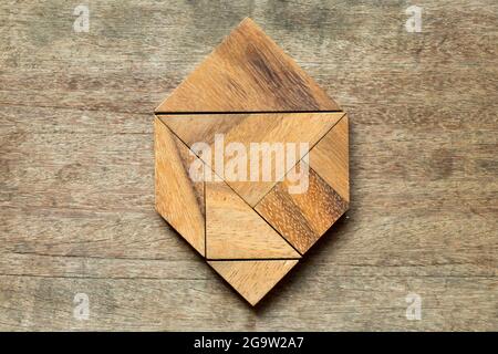 Tangram Puzzle in Sechseck-Form auf Holz-Hintergrund Stockfoto