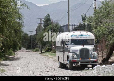 Alter Mercedes Benz Bus in Cafayate, Salta, Argentinien Stockfoto