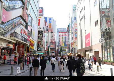 TOKIO, JAPAN - 30. April 2017: Menschen gehen im Akihabara-Viertel in tokio, das als „Electric Town“ bezeichnet wird und sich in Anime und Spielzeug der japanischen Kultur befindet Stockfoto