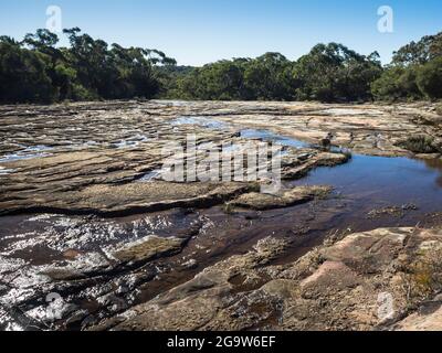 Sandsteinriegel unterhalb des Coalcliff Dam, Illawarra, New South Wales. Stockfoto