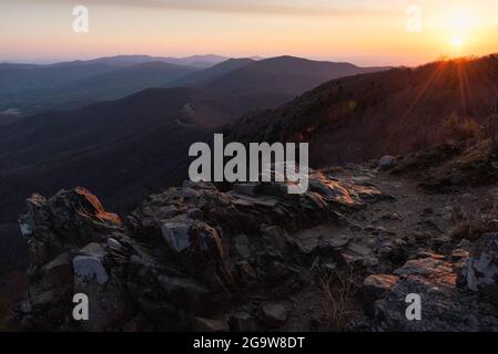 Eine großartige Aussicht auf den Shenandoah National Park bei Sonnenaufgang vom Stony man Mountain im Frühling. Stockfoto