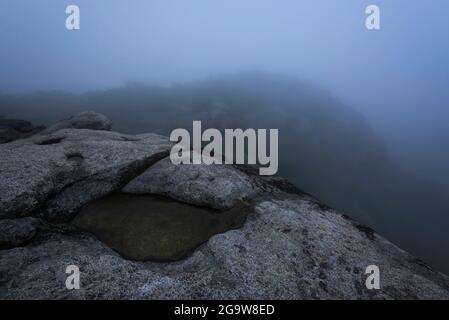 Ein trüber und düsterer Abend vom Gipfel des Old Rag Mountain im Shenandoah National Park, während die Winde aus dem Tal unter uns aufwirbelten. Stockfoto