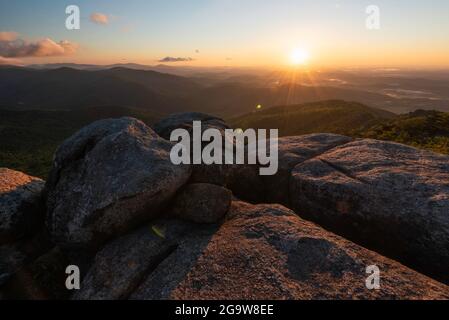 Sonnenaufgang vom Old Rag Mountain mit Blick auf das Virginia Piedmont im Shenandoah National Park. Stockfoto