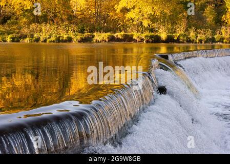 Old Mill Damm am Humber River im Herbst, Toronto, Ontario, Kanada Stockfoto