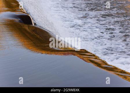 Old Mill Damm am Humber River im Herbst, Toronto, Ontario, Kanada Stockfoto