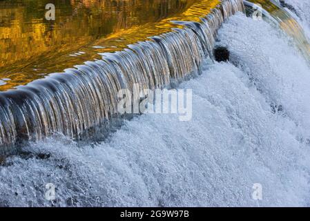 Old Mill Damm am Humber River im Herbst, Toronto, Ontario, Kanada Stockfoto