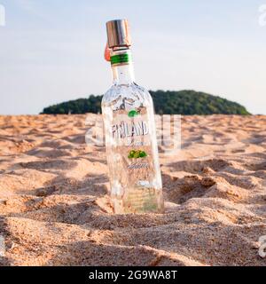 Finlandia Vodka am Strand, Phuket Thailnd Stockfoto