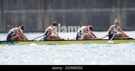 Die Briten Rowan McKellar, Harriet Taylor, Karen Bennett und Rebecca Shorter reagieren darauf, dass sie beim Rudern am Sea Forest Waterway am fünften Tag der Olympischen Spiele in Tokio 2020 in Japan den vierten Platz bei den vier Frauen belegten. Bilddatum: Mittwoch, 28. Juli 2021. Stockfoto