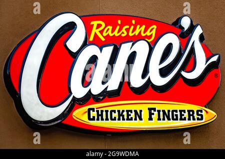 Raising Canes Restaurant wirbt am 24. Juli 2021 in Biloxi, Mississippi, mit seinen Hühnerfingern. Raising Cane’s wurde 1996 in Baton Rouge gegründet. Stockfoto