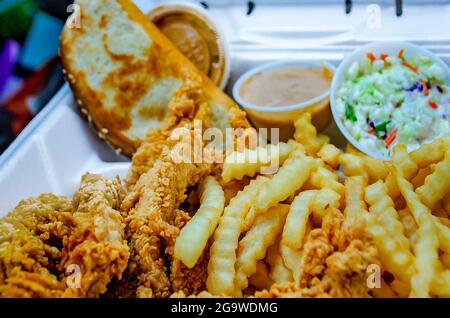 Die Caniac-Combo mit Chicken Fingers und pommes frites ist im Restaurant Raising Cane’s am 24. Juli 2021 in Biloxi, Mississippi, abgebildet. Stockfoto