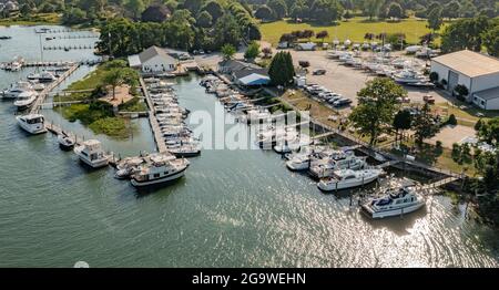Luftaufnahme des Inselboothofes, Shelter Island, NY Stockfoto