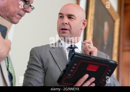 Austin, Texas, USA. Juli 2021. Der Staatsvertreter JAKE ELLZEY hat die Stichwahl für den Kongressbezirk TX-6 gegen die von Trump unterstützte Kandidatin Susan Wright, die Frau des verstorbenen Ron Wright, gewonnen. Das Rennen wurde als ein früher Test für Trumps Aufschrift-Stärke angesehen. FILEBOTAUFNAHME: 25. Mai 2021, Austin, Texas, USA: Der Staatsvertreter JAKE ELLZEY in der Kammer des Texas House. (Bild: © Bob Daemmrich/ZUMA Press Wire) Stockfoto