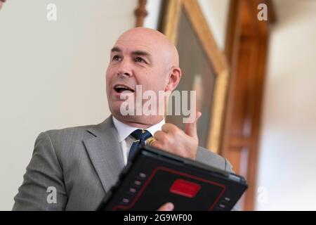 Austin, Texas, USA. Juli 2021. Der Staatsvertreter JAKE ELLZEY hat die Stichwahl für den Kongressbezirk TX-6 gegen die von Trump unterstützte Kandidatin Susan Wright, die Frau des verstorbenen Ron Wright, gewonnen. Das Rennen wurde als ein früher Test für Trumps Aufschrift-Stärke angesehen. FILEBOTAUFNAHME: 25. Mai 2021, Austin, Texas, USA: Der Staatsvertreter JAKE ELLZEY in der Kammer des Texas House. (Bild: © Bob Daemmrich/ZUMA Press Wire) Stockfoto