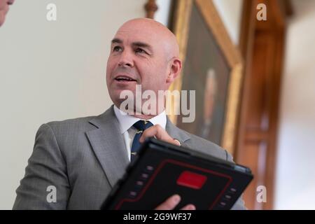 Austin, Texas, USA. Juli 2021. Der Staatsvertreter JAKE ELLZEY hat die Stichwahl für den Kongressbezirk TX-6 gegen die von Trump unterstützte Kandidatin Susan Wright, die Frau des verstorbenen Ron Wright, gewonnen. Das Rennen wurde als ein früher Test für Trumps Aufschrift-Stärke angesehen. FILEBOTAUFNAHME: 25. Mai 2021, Austin, Texas, USA: Der Staatsvertreter JAKE ELLZEY in der Kammer des Texas House. (Bild: © Bob Daemmrich/ZUMA Press Wire) Stockfoto