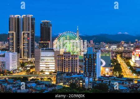 Skyline von taipei City in taiwan bei Nacht mit Riesenrad Stockfoto