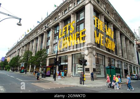 London, Großbritannien. Juli 2021. Allgemeiner Blick auf den Flagship-Store Selfridges in der Oxford Street, geht das ikonische Kaufhaus mit einem Startpreis von 4 Milliarden £auf den Markt.Selfridges betreibt weltweit 25 Verkaufsstellen, darunter sein Flagship-Store in der Oxford Street. Kredit: SOPA Images Limited/Alamy Live Nachrichten Stockfoto