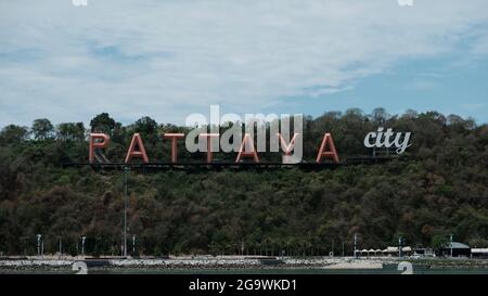 Plakatwand Schild Farbige Lichter Stadt Logo Pattaya Thailand Stockfoto