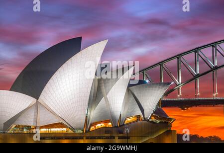 Sonnenuntergang über der Sydney Harbour Bridge und dem Opernhaus Stockfoto