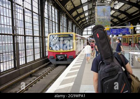 BERLIN, DEUTSCHLAND - 17. Jul 2021: Ein geringer Fokus der Passagiere, die am Bahnhof Friedrichstraße in Berlin warten Stockfoto