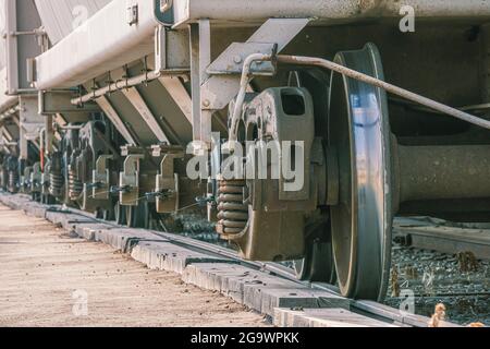 Güterzugräder auf einem Abstellgleis neben einer Fabrik im Industriegebiet Stockfoto