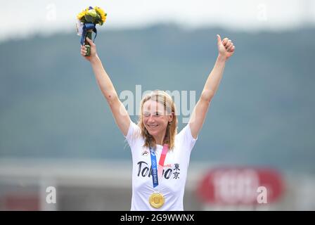 Oyama, Japan. Juli 2021. Radfahren: Olympische Spiele, Oyama (22.10 km), Einzelzeitfahren der Frauen auf dem Fuji International Speedway. Annemiek van Vleuten aus den Niederlanden feiert bei der Preisverleihung ihre Goldmedaille. Quelle: Sebastian Gollnow/dpa/Alamy Live News Stockfoto