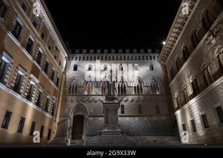 Nachtfoto der Statue von Sallustio Bandini auf der Piazza Salimbeni in Siena, Italien Stockfoto