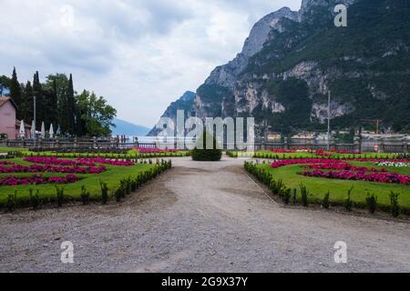 Promenade mit bunten Blumenbeeten in Riva del Garda Italien Stockfoto