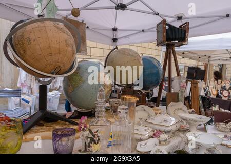 Alte Globen und Porzellan auf Stand von Antiquitäten-Markt in Arezzo Italien Stockfoto