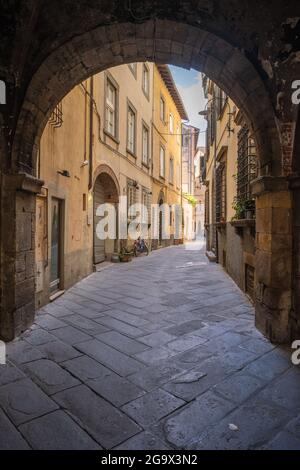 Alte leere schmale Straße von Lucca in der Toskana Italien Stockfoto