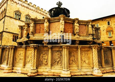 Fontana Maggiore vor der Cattedrale von San Lorenzo in Perugia Italien Stockfoto