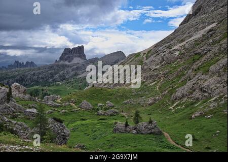 Atemberaubende Felsen der Dolomiten in Italien - Wandern in den Dolomiten Stockfoto